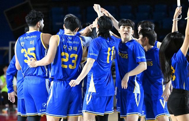 삼성 선수단이 둥글게 모여 하이파이브하고 있다. KBL 제공