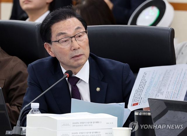 허위 및 과장 광고로 행정처분을 받은 TV 홈쇼핑사들이 112억 원어치를 팔고도 환불은 6억5100만원, 5.7%에 그친 것으로 나타났다. 처분 사실은 구매자에게 알리지 않았고, 중소 납품업체에는 판촉비 5250억 원을 떠넘기는 관행이 여전했다. 사진은 서천호 의원. 연합뉴스 제공