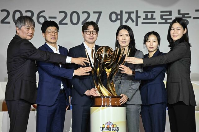 새 시즌 WKBL에서는 여성 사령탑이 3명이나 된다. 오른쪽부터 순서대로 박정은 BNK 감독과 최윤아 신한은행 감독, 전주원 우리은행 감독. WKBL 제공