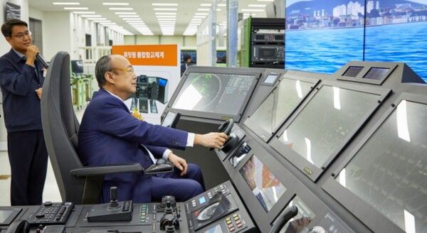 김승연 한화그룹 회장이 지난 9월 한화시스템 구미사업장을 방문해 콕핏(Cockpit)형 통합함교체계(IBS) 운영 시연하는 모습. 한화그룹