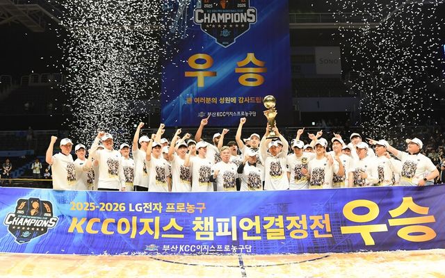 부산 KCC 이지스 선수단이 2025-2026시즌 프로농구 챔피언결정전에서 우승한 후 기뻐하고 있다. KBL 제공