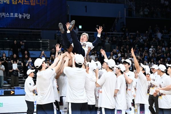 최형길 부산 KCC 이지스 단장이 우승 헹가래를 받고 있다. KBL 제공