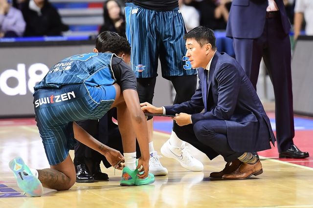 이상민(오른쪽) KCC 감독이 지시 사항을 전달하고 있다. /KBL 제공