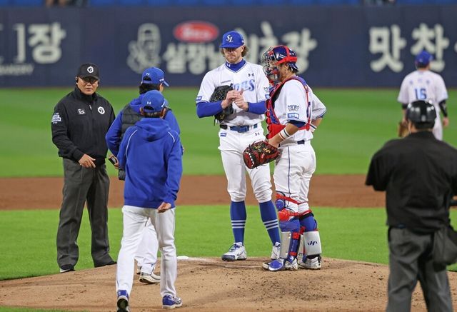 페덱(가운데)이 PO 1차전에서 예정보다 일찍 마운드를 내려오고 있다. 삼성 라이온즈 제공