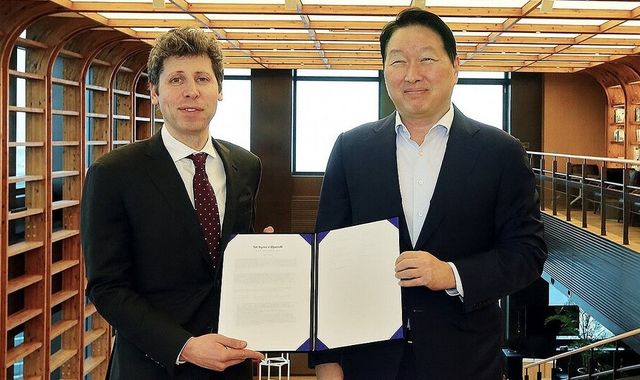 최태원 SK그룹 회장이 방한한 샘 올트먼 오픈AI 최고경영자(CEO)와 오찬을 함께하며 지난해 맺은 AI 인프라 파트너십을 이어가는 협력 관계를 재확인했다. 사진은 지난해 10월 최 회장과 올트먼 CEO가 서울 종로구 SK서린빌딩에서 메모리 공급 의향서와 서남권 AI DC 협력에 관한 양해각서를 체결한 뒤 기념촬영하는 모습. 연합뉴스 제공