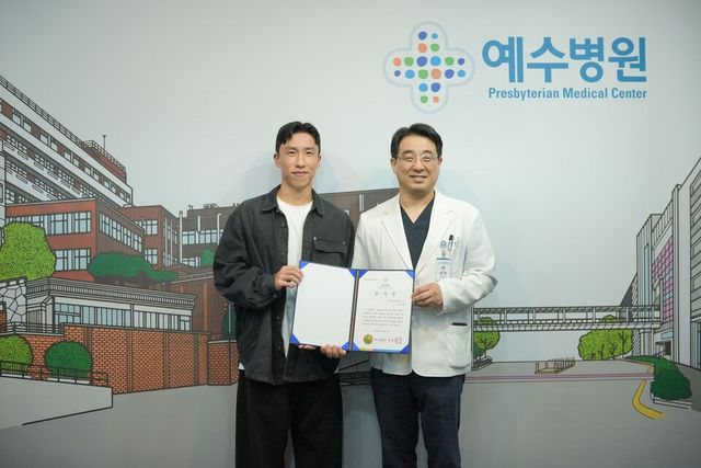 전북 현대 이영재(왼쪽)가 기부금을 전달했다. /전북 현대 제공