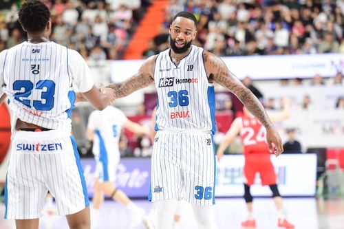 부산 KCC의 숀 롱(오른쪽)과 루이스 킹. /KBL 제공