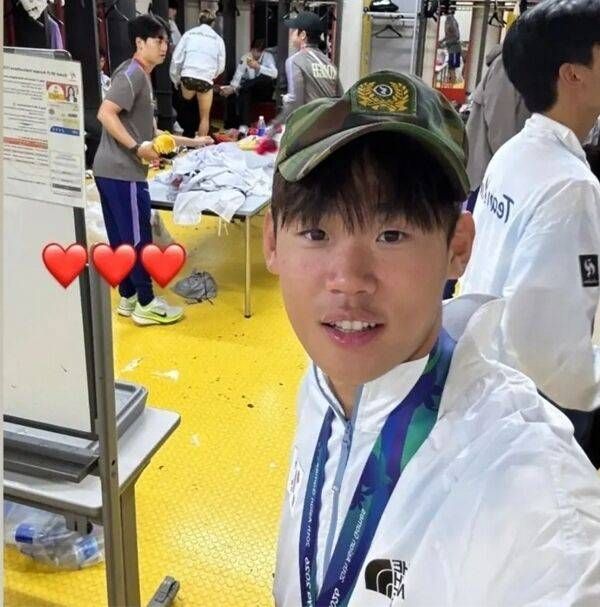 박승수 선수가 라커룸에서 전역모를 쓰고 사진찍은 모습. /박승수 SNS