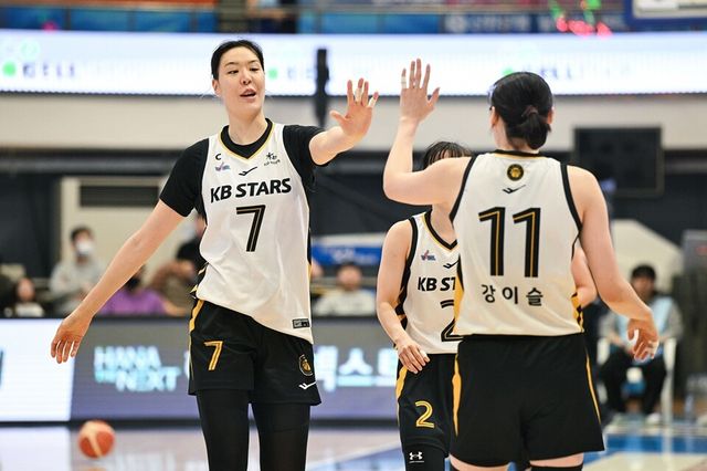 박지수(왼쪽)와 강이슬. /WKBL 제공