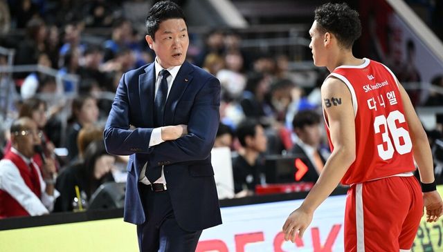전희철(왼쪽) SK 감독과 다니엘이 경기 중 이야기를 나누고 있다. /KBL 제공