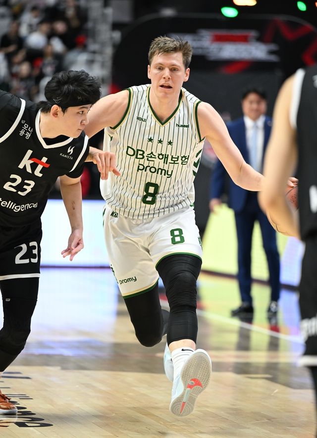 원주 DB 헨리 엘런슨(8번). /KBL 제공