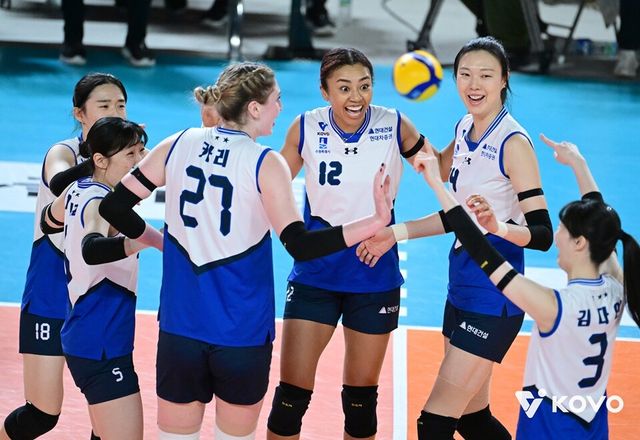현대건설 선수단이 둥글게 모여 기뻐하고 있다. /한국배구연맹 제공