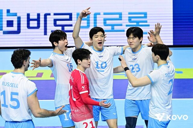 대한항공 선수단이 KB손해보험전 승리 후 기뻐하고 있다. /한국배구연맹 제공