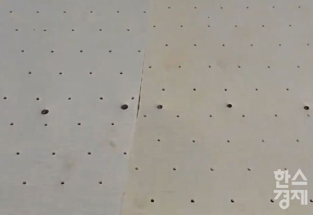 인조잔디 하부용 스펀지 발포패드를 못으로 고정하는 시공 현장 모습. 사진 속 큰 구멍에 대못이 박힌다. /제보자 제공