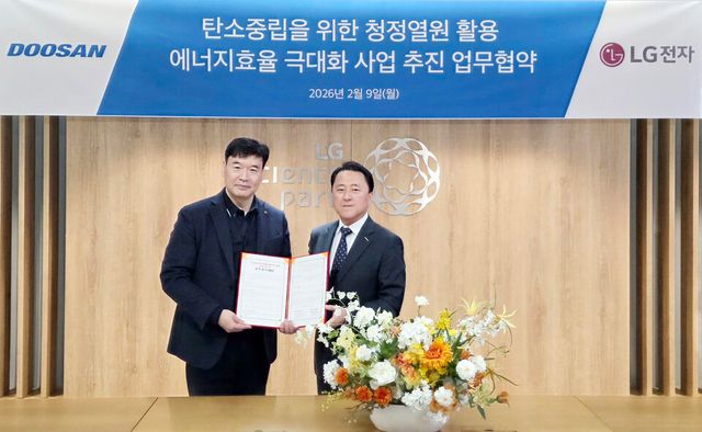 지난 9일 서울 LG사이언스파크에서 두산퓨얼셀과 LG전자가 ‘탄소중립을 위한 청정열원 활용 에너지효율 극대화 사업 추진’을 위한 업무협약을 체결했다. 업무협약식 후 두산퓨얼셀 이승준 영업본부장(오른쪽)이 LG전자 이광원 어플라이드사업담당과 기념 촬영을 하고 있다./두산