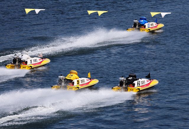 미사경정장에서 턴마크를 향해 전력으로 질주하고 있다. /경륜경정총괄본부 제공