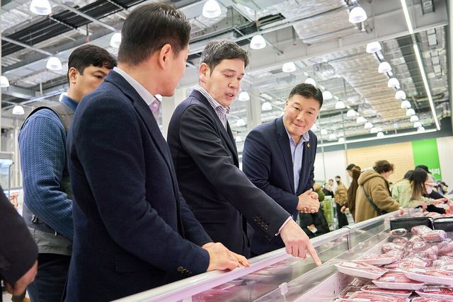 정용진 신세계그룹 회장이 9일 인천 트레이더스 구월점을 찾아 축산 매장에서 상품을 살펴보고 있다. 신세계 제공