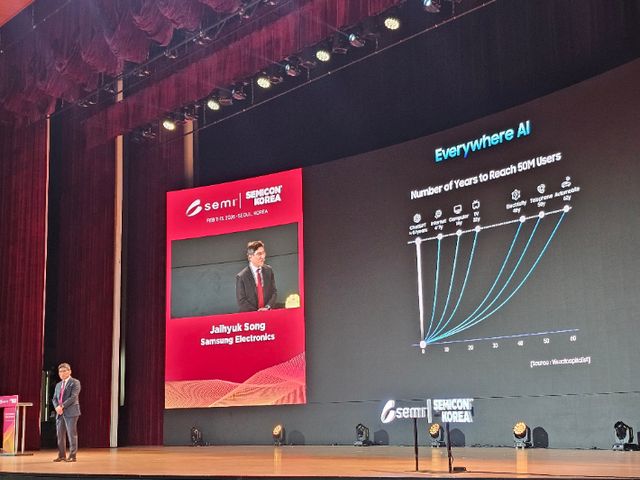 송재혁 삼성전자 최고기술책임자(CTO) 사장이 11일 서울 강남구 코엑스에서 열린 '세미콘코리아 2026'에서 기조연설을 하고 있다./연합뉴스