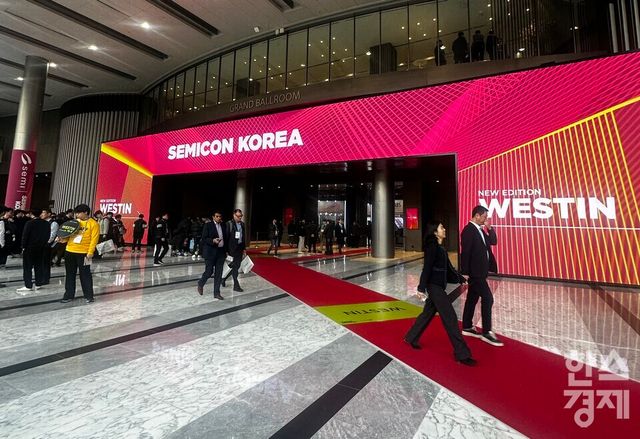 11일 서울 강남구 코엑스에서 개막한 ‘세미콘코리아 2026’ 행사장 모습./고예인기자