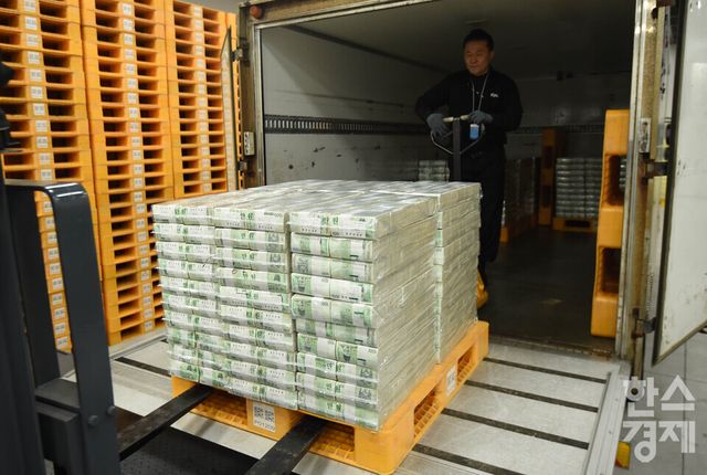설 명절을 앞둔 11일 오전 서울 중구 한국은행 본점에서 현금 운송 관계자들이 시중은행에 공급될 설 화폐 방출 작업을 하고 있다./ 이호형 기자 leemario@sporbiz.co.kr 2026.02.11