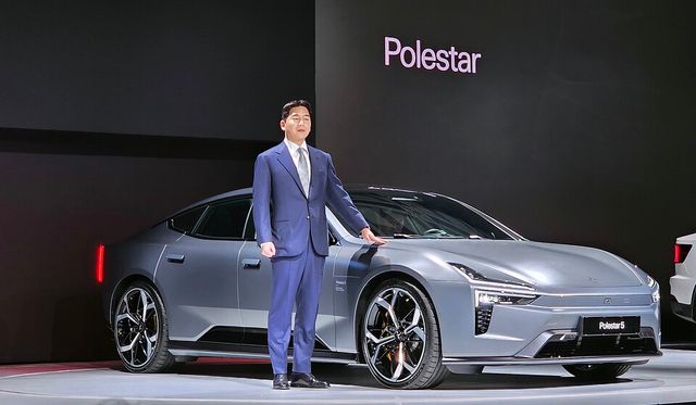 함종성 폴스타코리아 대표가&nbsp;'2026 폴스타 미디어 데이'에서 공개한 '폴스타5' 앞에서 기념 촬영을 하고 있다./곽호준 기자