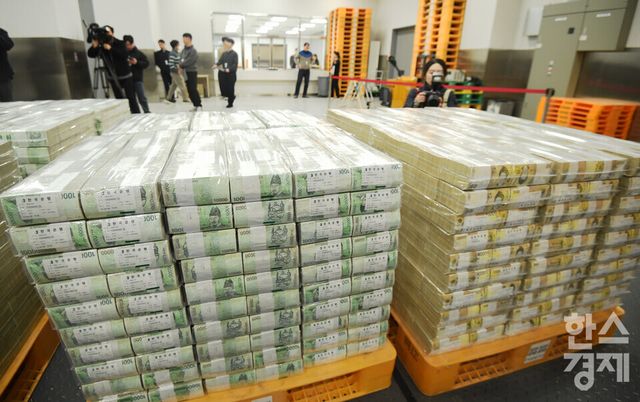 설 명절을 앞둔 11일 오전 서울 중구 한국은행 본점에 시중은행으로 공급될 설 화폐가 쌓여 있다./ 이호형 기자 leemario@sporbiz.co.kr 2026.02.11