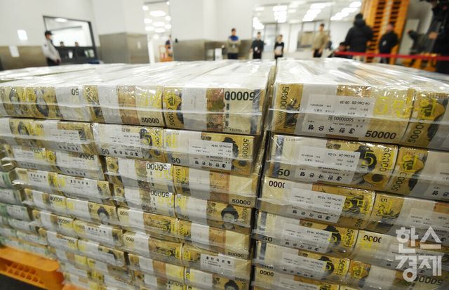 설 명절을 앞둔 11일 오전 서울 중구 한국은행 본점에 시중은행으로 공급될 설 화폐가 쌓여 있다./ 이호형 기자 leemario@sporbiz.co.kr 2026.02.11