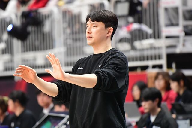 김효범 감독이 9일 지각 출근해 선수단을 이끌고 있다. /KBL 제공