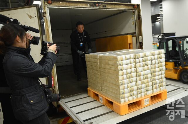 설 명절을 앞둔 11일 오전 서울 중구 한국은행 본점에서 현금 운송 관계자들이 시중은행에 공급될 설 화폐 방출 작업을 하고 있다./ 이호형 기자 leemario@sporbiz.co.kr 2026.02.11