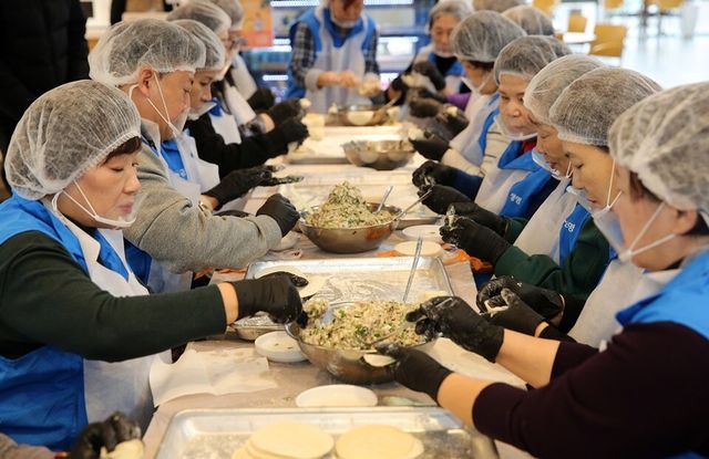 ABL생명 임직원들이&nbsp;만두빚기 봉사활동을 하고 있다. 사진/ABL생명