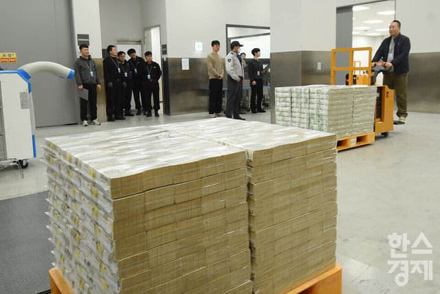 설 명절을 앞둔 11일 오전 서울 중구 한국은행 본점에서 현금 운송 관계자들이 시중은행에 공급될 설 화폐방출 작업을 하고 있다./ 이호형 기자 leemario@sporbiz.co.kr 2026.02.11