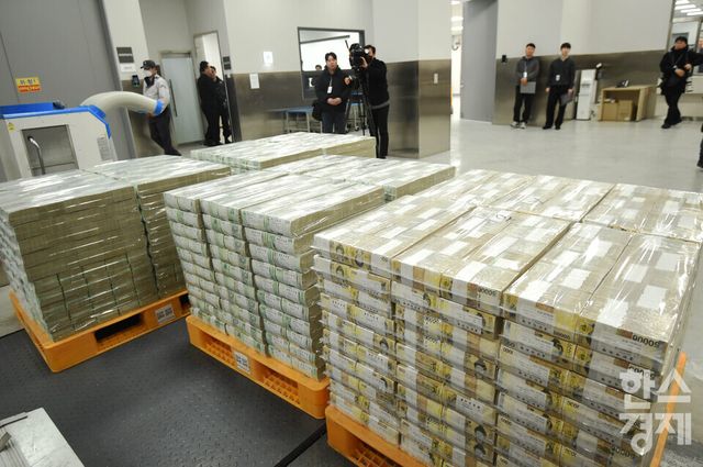 설 명절을 앞둔 11일 오전 서울 중구 한국은행 본점에 시중은행으로 공급될 설 화폐가 쌓여 있다./ 이호형 기자 leemario@sporbiz.co.kr 2026.02.11