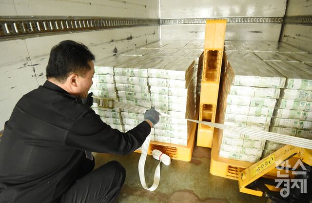 설 명절을 앞둔 11일 오전 서울 중구 한국은행 본점에서 현금 호송 담당 직원이 지역 시중은행으로 공급될 설 화폐를 차량서 고정시기키고 있다./ 이호형 기자 leemario@sporbiz.co.kr 2026.02.11