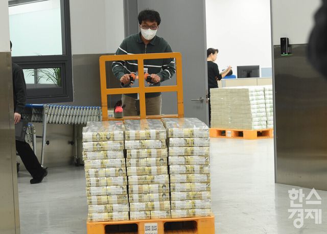 설 명절을 앞둔 11일 오전 서울 중구 한국은행 본점에서 현금 운송 관계자들이 시중은행에 공급될 설 화폐 방출 작업을 하고 있다./ 이호형 기자 leemario@sporbiz.co.kr 2026.02.11