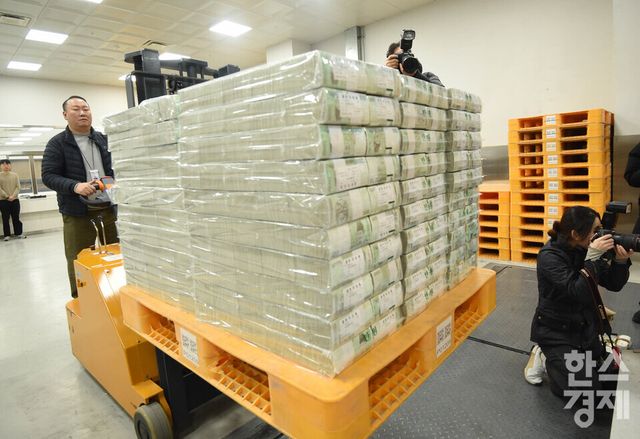 설 명절을 앞둔 11일 오전 서울 중구 한국은행 본점에서 현금 운송 관계자들이 시중은행에 공급될 설 화폐방출 작업을 하고 있다./ 이호형 기자 leemario@sporbiz.co.kr 2026.02.11