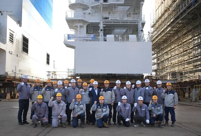 HJ중공업이 지난해 대선조선에 발주한 총 8척의 거주구 중 첫 번째 블록이 지난달 품평회를 겸한 점등식을 갖고 성공적인 제작을 확인했다. 행사에 참석한 HJ중공업과 대선조선 임직원들이 단체 기념 촬영을 하고 있다./HJ중공업