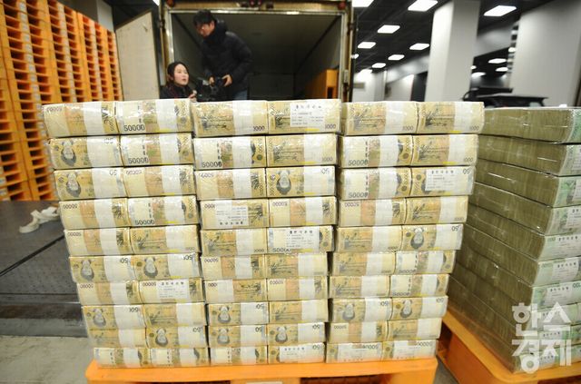설 명절을 앞둔 11일 오전 서울 중구 한국은행 본점에 시중은행으로 공급될 설 화폐가 쌓여 있다./ 이호형 기자 leemario@sporbiz.co.kr 2026.02.11