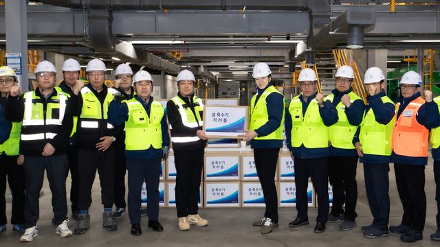한진 노삼석 대표이사 사장(앞줄 왼쪽 네 번째)과 조현민 사장(앞줄 오른쪽 다섯 번째)이 지난 6일 대전메가허브 터미널을 찾아 종사자들에게 격려품을 전달하며 안전한 작업 환경 조성을 약속하고 있다./한진