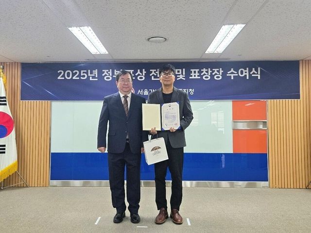 케어랩스가 ‘2025년 민간 고용서비스 활성화 유공’ 정부포상에서 고용노동부 장관상을 수상했다. 정낙승 케어랩스 상무(오른쪽)이 수상 후 기념촬영을 하고 있다./케어랩스