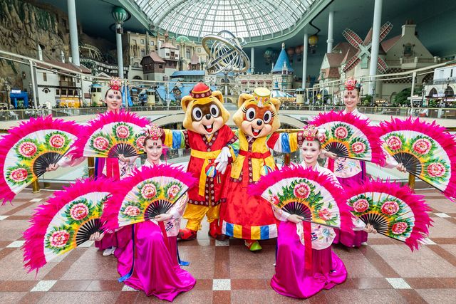 한복 입은 로티, 로리의 새해 인사 모습. /롯데월드 제공