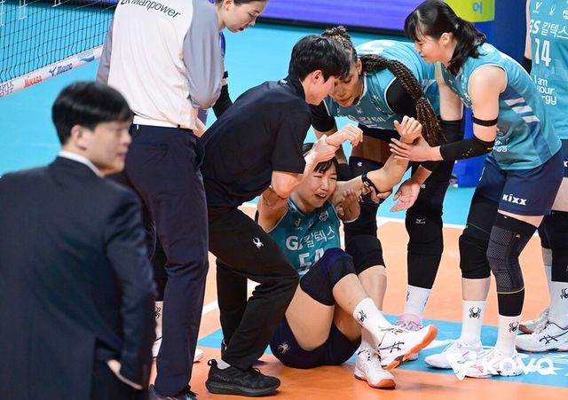 오세연이 발목 부상으로 쓰러져 있다. /한국배구연맹 제공