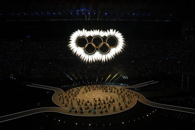 7일(현지 시각) 이탈리아 밀라노 산시로 스타디움에서 열린 2026 밀라노-코르티나 동계올림픽 개회식. 화려한 공연과 함께 오륜기 엠블럼이 개회식장을 수놓고 있다. /연합뉴스