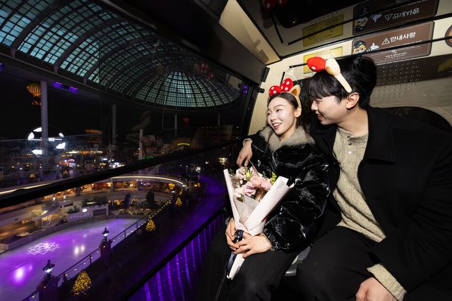 경품행사 '포에버 모먼츠 온 화이트데이' 모습. /롯데월드 제공