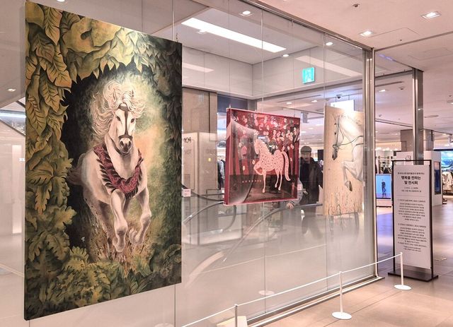 한국마사회와 현대백화점 충청점이 '행복을 전하는 말' 전시회를 한다. /한국마사회 제공