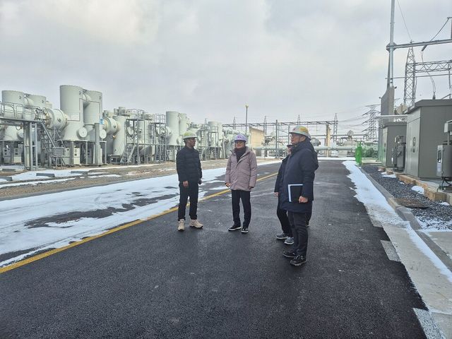 서철수 한전 전력계통부사장(가운데)과 관계자들이 전력설비 현장점검에 나섰다./ 한국전력