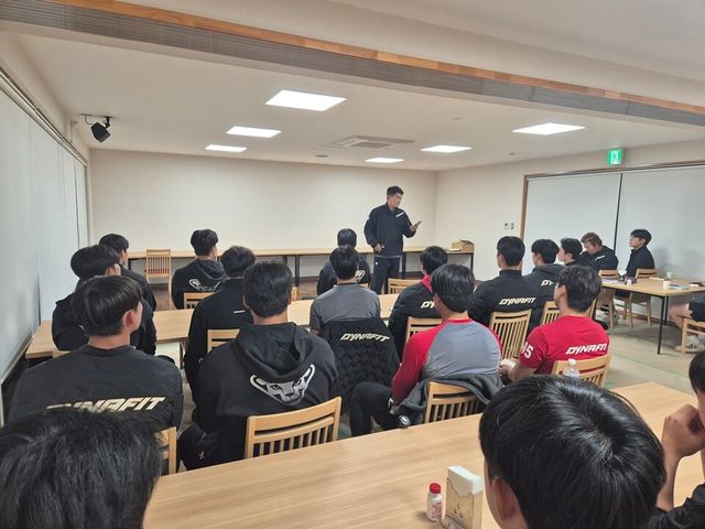 노경은이 후배들에게 조언하고 있다. /SSG 랜더스 제공