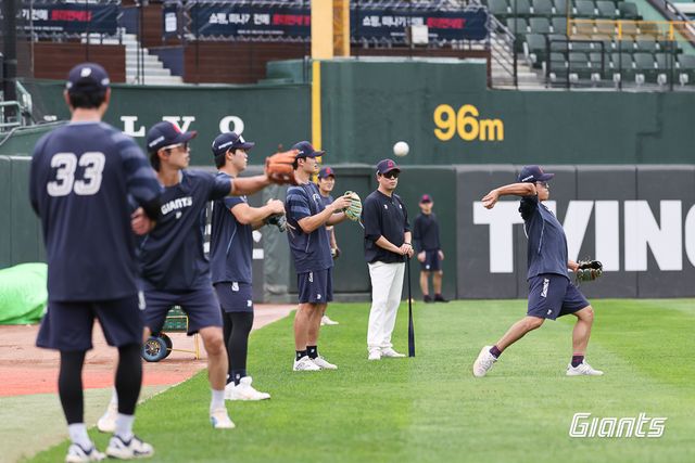 롯데 선수단이 캐치볼 훈련하고 있다. /롯데 자이언츠 제공