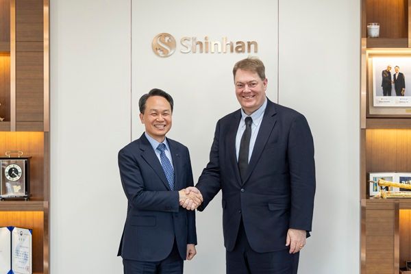 진옥동 신한금융그룹 회장(왼쪽)과 제이슨 리케이트 씨티그룹 글로벌 기업금융 총괄(Global Chair)이 면담을 마치고 기념촬영하는 모습 . /신한금융그룹 제공&nbsp;