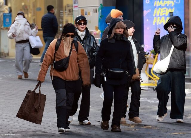 서울 명동에서 두꺼운 외투와 방한용품으로 중무장한 외국인 관광객들이 길을 걷고 있다.&nbsp;