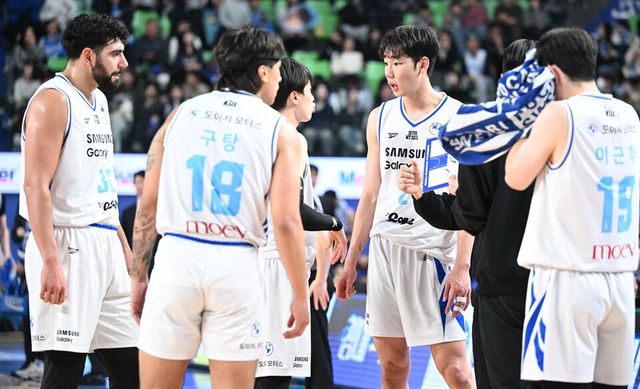 삼성 선수단이 작전타임 도중 이야기 나누고 있다. /KBL 제공